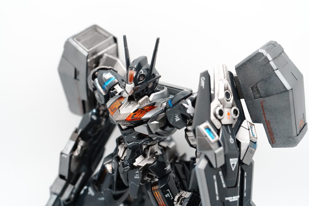 左肩と右太腿にバニーちゃんのデカールを入れてます。F‐14ブラックトムキャットから持ってきました。黒系はファントムグレー銀系はジェラルミン、ガンメタルで塗装して、光沢トップコートしています。