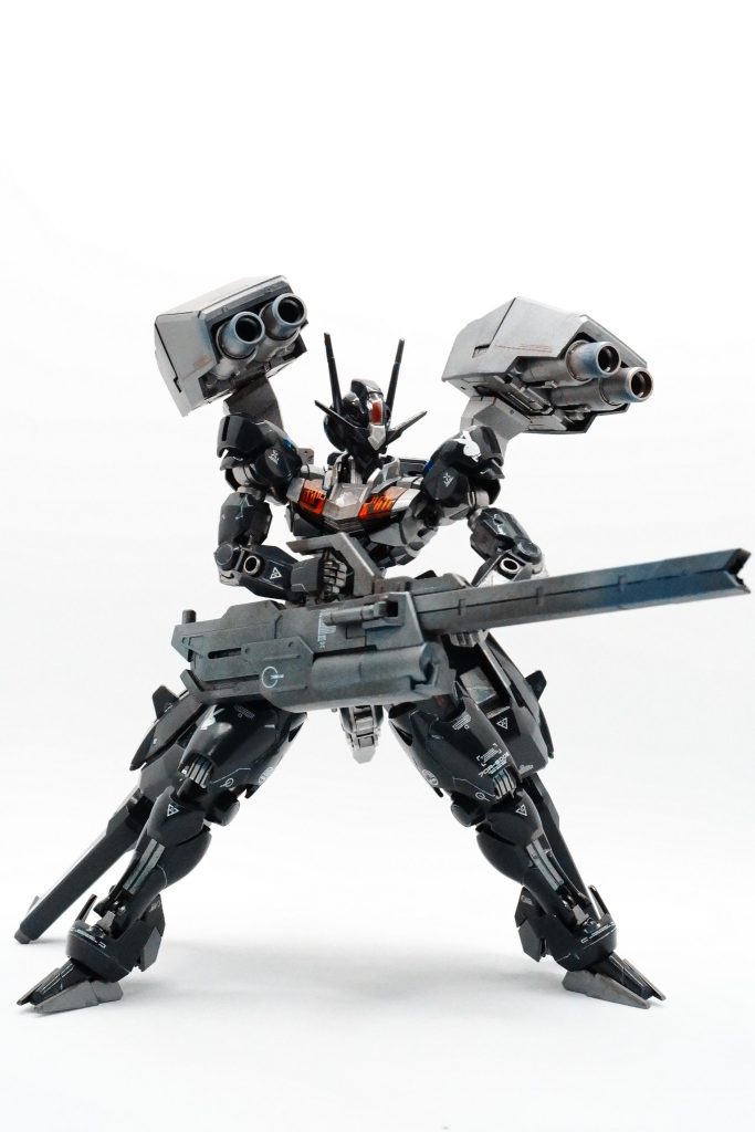 レールガン、ビームキャノンをフル稼働すると反動が凄いのでフライトユニットが後ろ脚になって支えます。