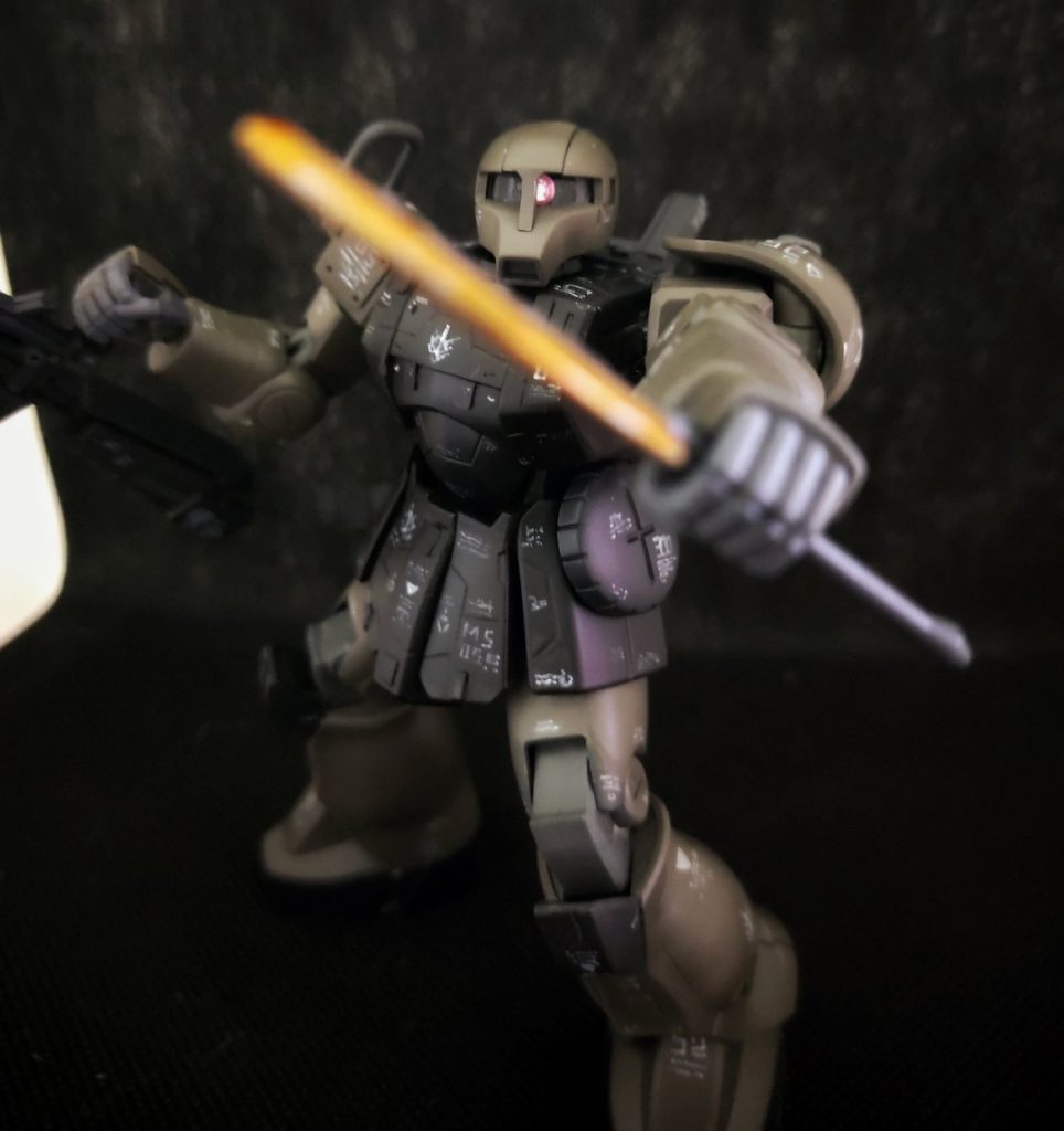 モノアイは100均のジュエルシートを使用しました。組み立て済の商品で合わせ目もすでに消してあってありがたいと思ったのですが分解もできないし関節部分の塗装に苦戦しました💦