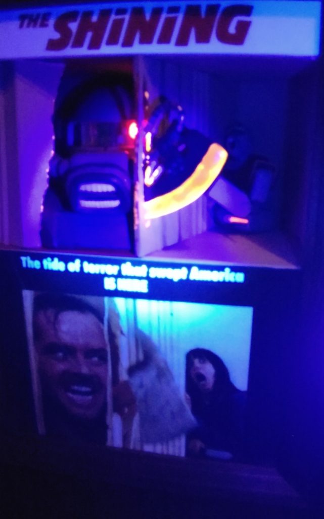 UVライトを照らせば斧(ヒートホーク)や短刀(ビームサーベル)、熱を帯びたドアが発光します。