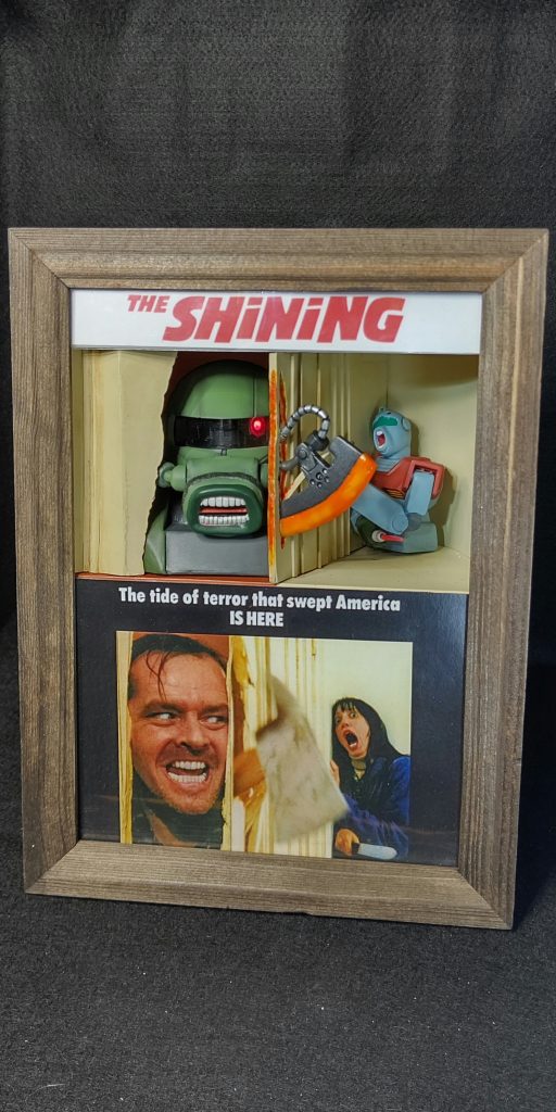 そんな 映画「シャイニング 」の有名シーンのポスターをモチーフに、ザクとジムでプチ・ジオラマ化額に収めました。