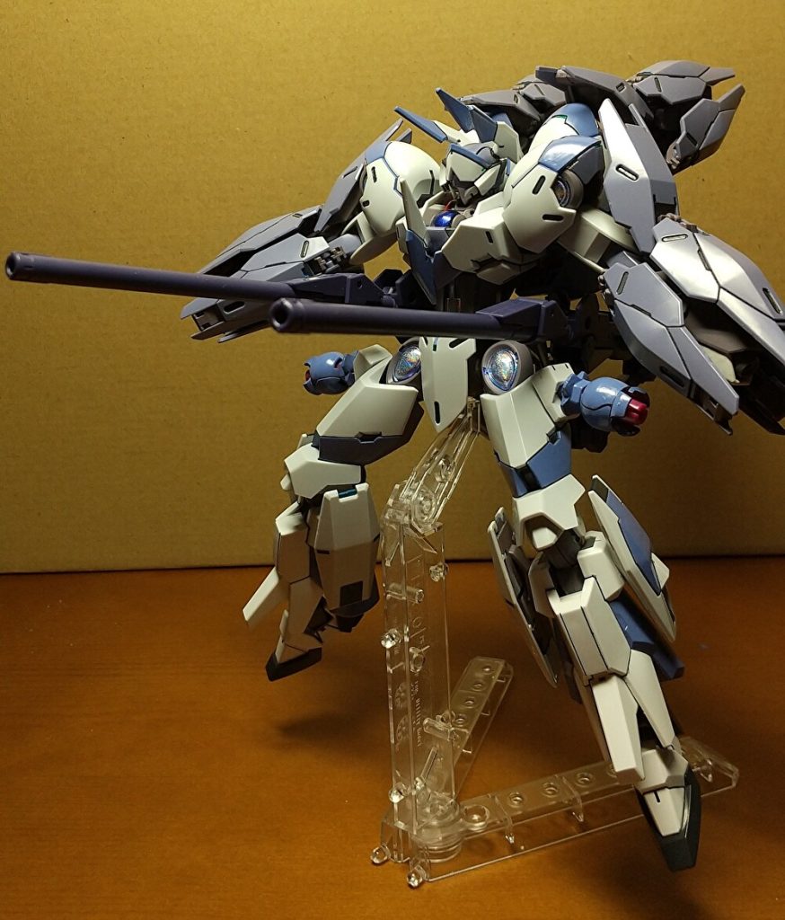 【ビームカノン】腰部に選択式で装備可能な長距離兵装。様々な角度に調節が出来るため操縦者次第で背面撃ちが可能。