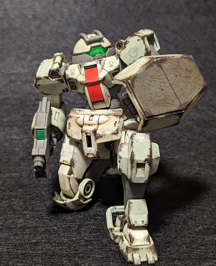 下地はMrウェザリングカラーのグランドブラウンをティッシュと綿棒で拭き取り。デカールを貼ってからスミ入れとデカールの汚しを兼ねて再度ウェザリングカラーを塗布。つや消しを吹いてからスポンジを切った物でチッピング。Mrカラーのマホガニーに少し黒を足しました。農機具や建機の塗装剥がれを参考にしてみました。最後にタミヤのウェザリングマスターと鉛筆で仕上げをして完成としました。