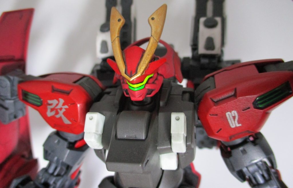 頭部はブレードアンテナを戦国アーマーの面から切り取った角に変更。このせいで頭部ビームバルカンは飾りになりました(笑)胴体は改造無し。肩はアンビカー接続用の軸を接着した程度。