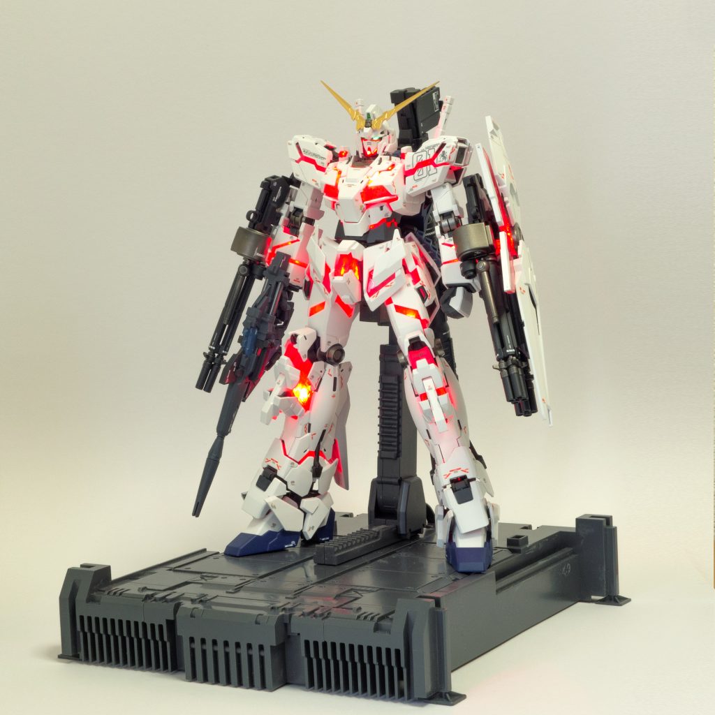 サイコフレームがクリアーレッドなので赤発光は綺麗なのですが、