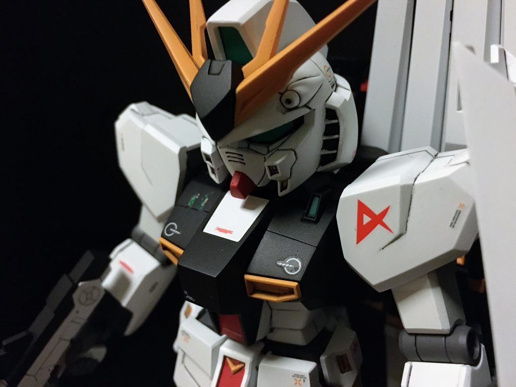 右胸は最初、センサーみたいなのをプラ板で作って貼ってたのですが、スミ入れ直前に取れてしまいました(´・ω・`)