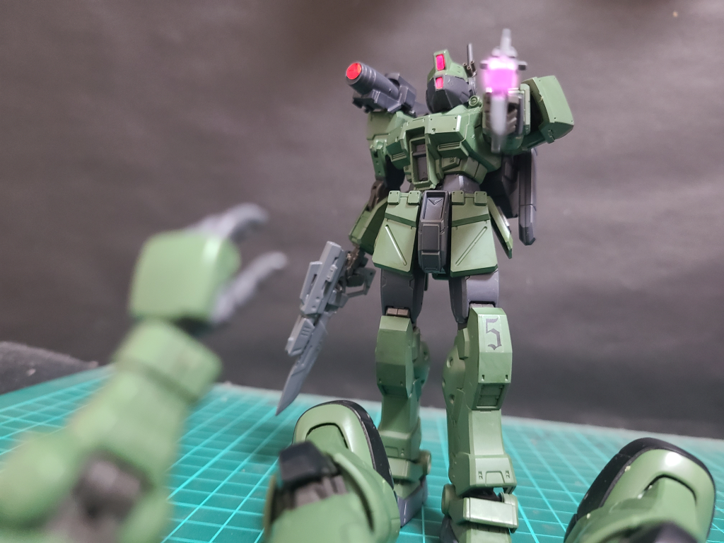 ジオン残党「うわ…ま…待って…！」ハウンドρ「隊長ーなんか抵抗してない機体がいますよー降参するみたい」ハウンドα「…殺せ……」ハウンドρ「……了解…」