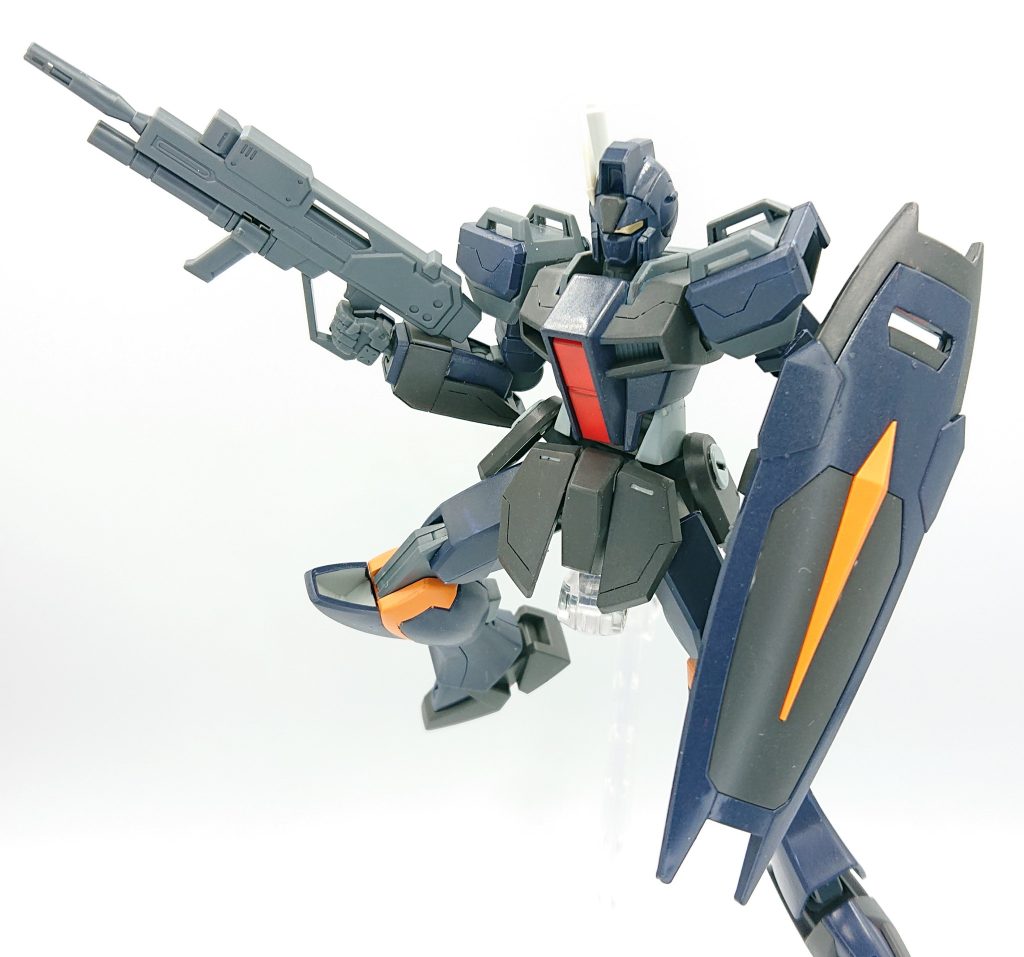 HGCEストライクガンダムのフレームが使われているのでポージングには困らないほどに動きます。量産機なので複数欲しいところですが、昨今の事情を考えると大きな声では言えないところ。