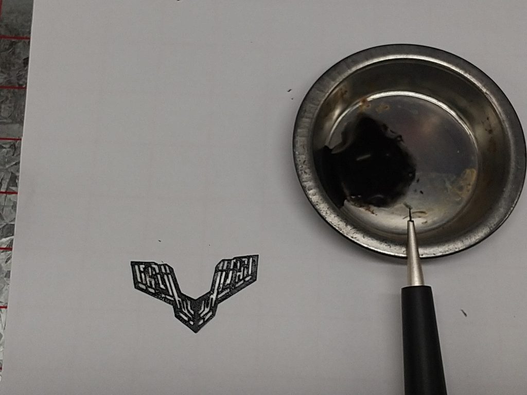 シェルユニットの模様は透明プラ板0.3mmに手書きし、キット付属の透明シェルユニット(インモールドではない方)を加工して、胸部パーツとサンドするような形にしています。キットのままだと先端の方に光が届かないため、バランスが崩れない程度に胸部の白いパーツを前方にせり出させる加工をしています。