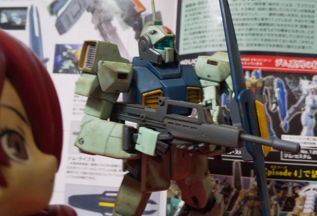 :ジムライフルだ。劇中ではオリジナル版のビームライフルを使ってるけど、このキットには付属しておらず…0083でジムカスタムやジムキャノンIIとかジムクウェルに装備されてたFARMS型アサルトライフルだ。