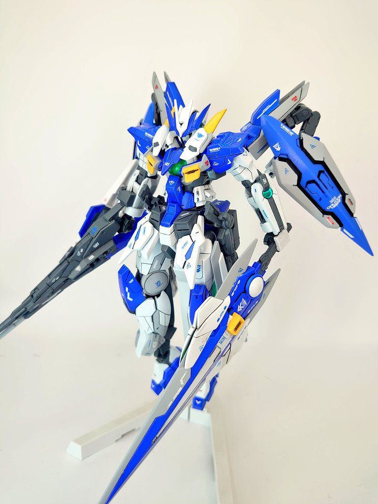 ポーズ色々次はデヴァイズデュナメスをモチーフにした機体を作るので2体並べられるように頑張ります