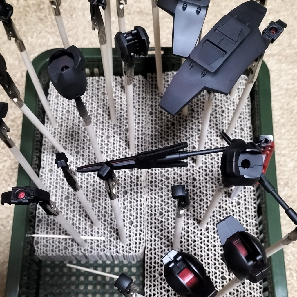 バラバラルデの下地サフ吹きサフが詰まってしまって…悪手、パーツクリーナーを薄め液代わりに一部塗装…サフの塊がいくつか…