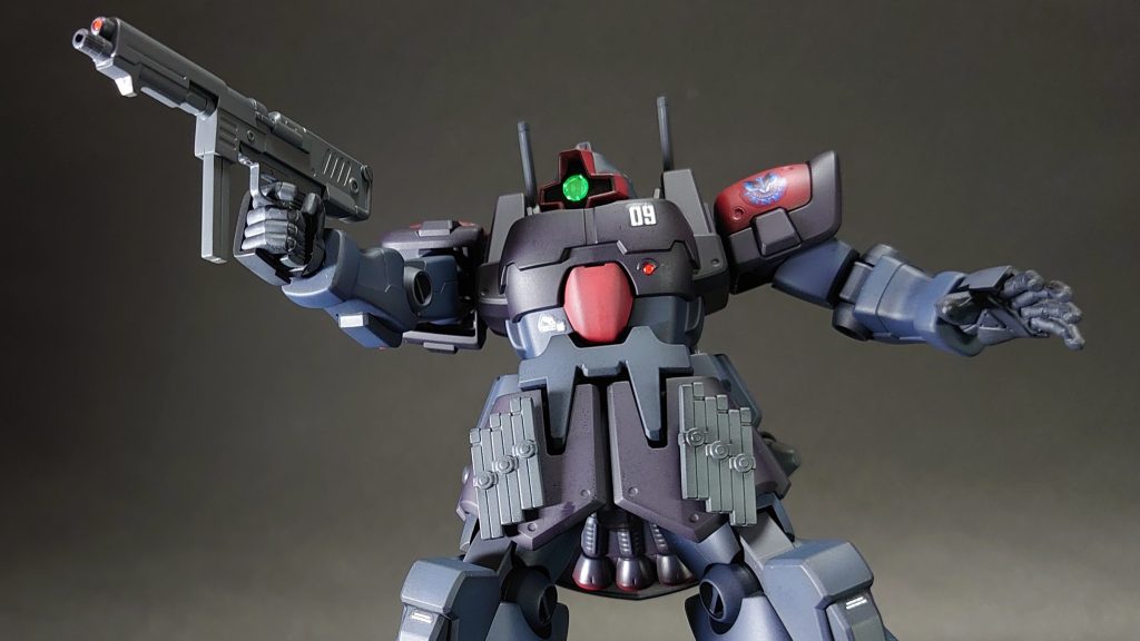 キット本体は腕、胴の後ハメ加工とショルダーアーマー裏の接続ピンを隠すためにビルダーズパーツのMSバーニアの角タイプを切り貼りしてます。モノアイはMSサイトレンズの裏にラピーテープを貼って接着、センサー部分にはカスタマイズマテリアルの3Dメタリックシールを使用しました。