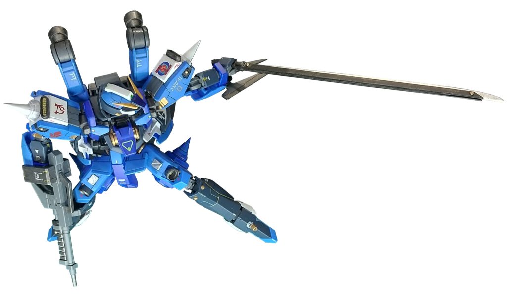 近接戦闘用に、肩と脚にスパイクを追加。また、パイロットの好みによりアックスは、太刀に装備変更(太刀はプラ板で作りました)。