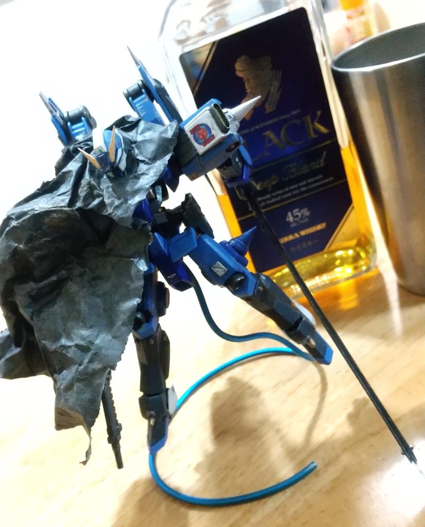 おまけ。完成後の晩酌。ポーズを変えながらマント萌していると、ハイボールが止まりません。tamamaさんに感謝&乾杯!