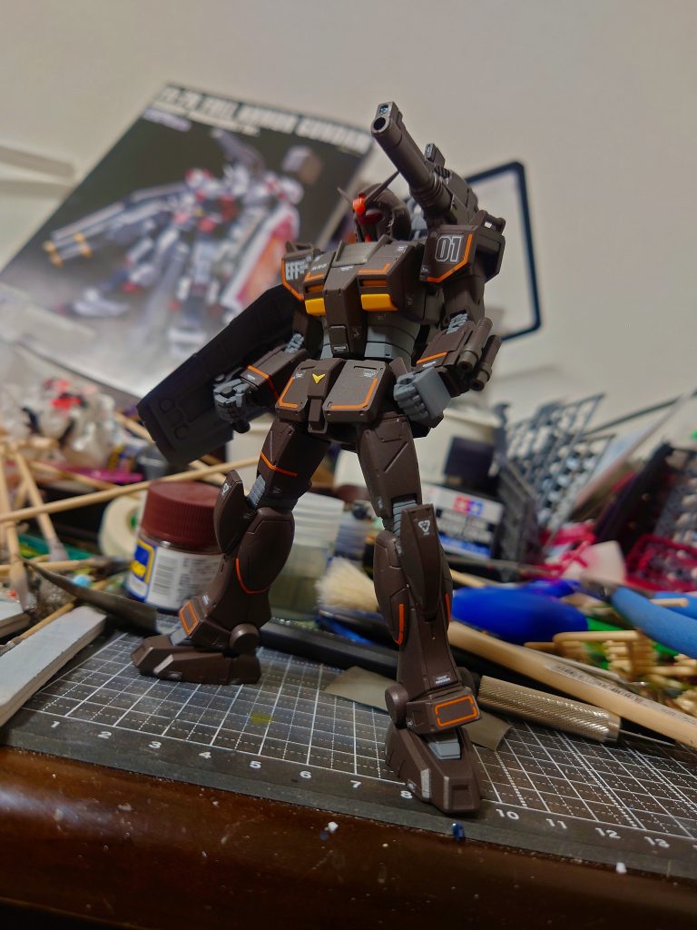 制作用のテーブルで撮影。背景に大きく映り込んでいるFAガンダムTBは、現在製作中です。