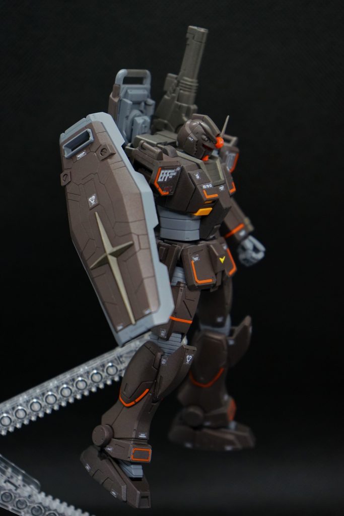 サイドショット逆側。ガンダムファクトリー限定の高機動型ガンダムの余剰パーツから、シールドを拝借。機体色に合わせて塗装しています。設定としては、RX-78-2が地上戦で投棄したものを、リペイントして使用している、と言った感じです。