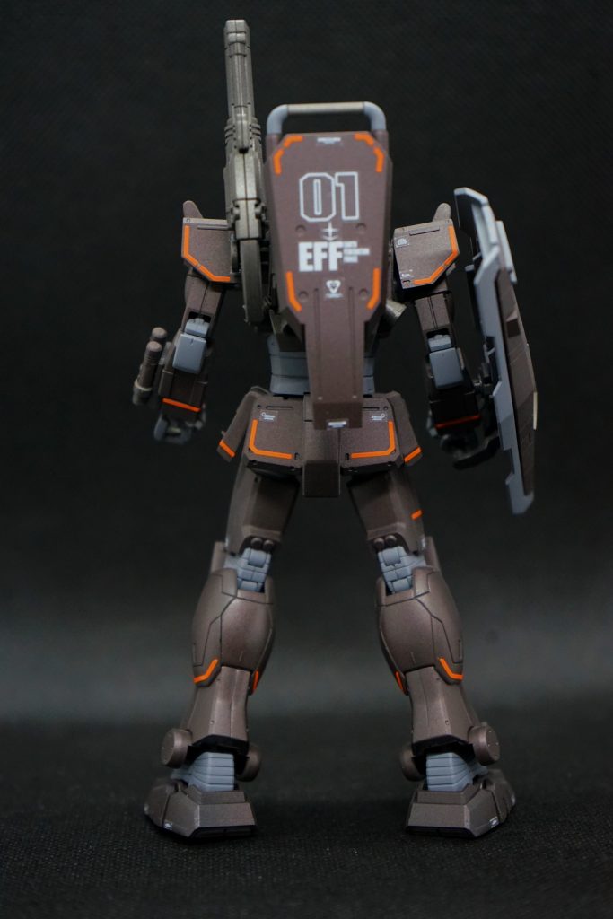 背面。本来のシールドは背中にマウントしています。見づらいですが、上部持ち手の部分は塗り分けしています。肘の部分はかなり目立つ合わせ目があったので、合わせ目消しに初挑戦しました。