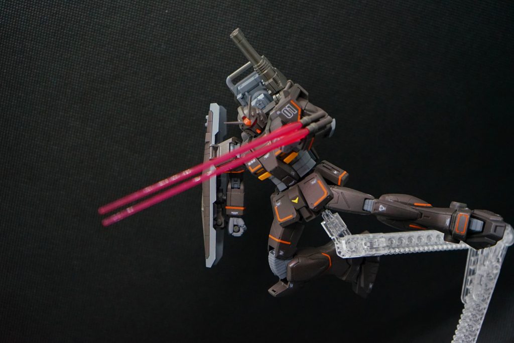 ツインビームサーベルマウント状態よく動くキットですが、大型の武器やシールドが可動域を狭めてしまいました。腰部フロントアーマーは左右独立して稼働するよう切断しています。