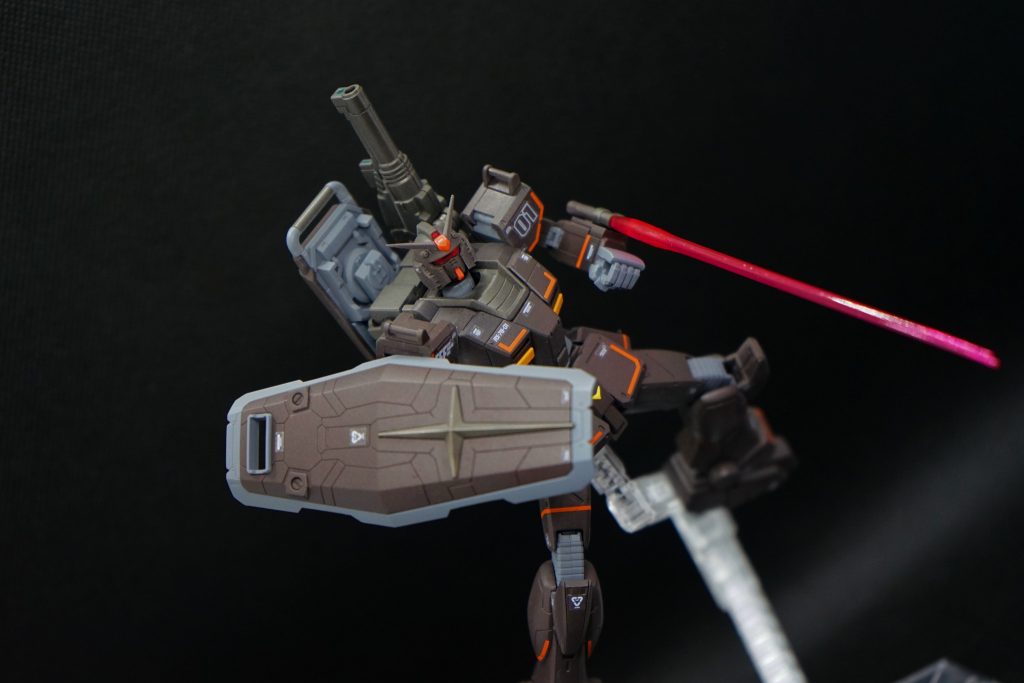 今回特に気に入っている、シールドが映える一枚。同じRX-78系の機体とはいえ、マウント用のパーツが上手くはまるか不安だったので、安心しました。