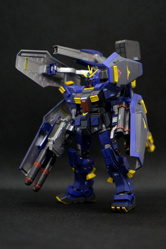 自立ショットなんとこのキット、自立します！すごいですねあんな物背負っているのに！流石に少し傾くと一気にこけてしまいますが、ちゃんと重心を考えてやれば自然な立ち姿を見せてくれます。シールドはティターンズブルー1及び2、ミスターカラーのシルバー、MSイエローの計四色で塗り分けています！