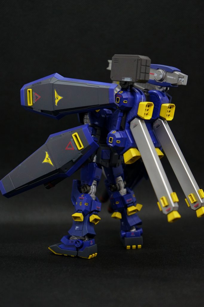 バックショットシールドには市販のデカールとガンダムデカールNO.23 Zシリーズ用を使用しています。また、左右のシールドでデカールが違います。バックパック左右側面や脚部側面の黄色い部分は、ガンダムマーカーイエローで部分塗装をしています。