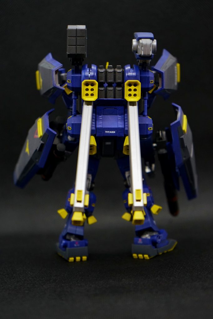 背部ショットバックパックのティターンズのデカールは本当はもう一回り大きなものを使いたかったのですが、微妙にサイズが合わず断念しました。控えめな主張になってますね