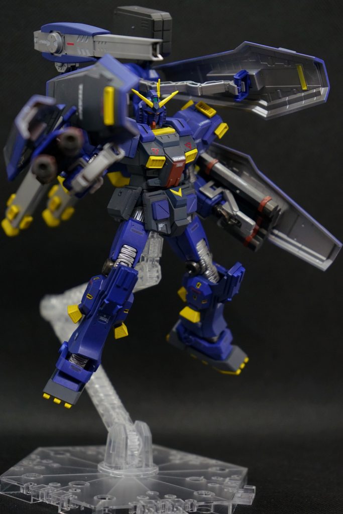 フルアーマー・ガンダムっぽいポーズ左右腕部武装や、コックピット部分の赤色は、ミスターカラーレッドにつや消しブラックを10パーセントほど混ぜた色で塗り分けています