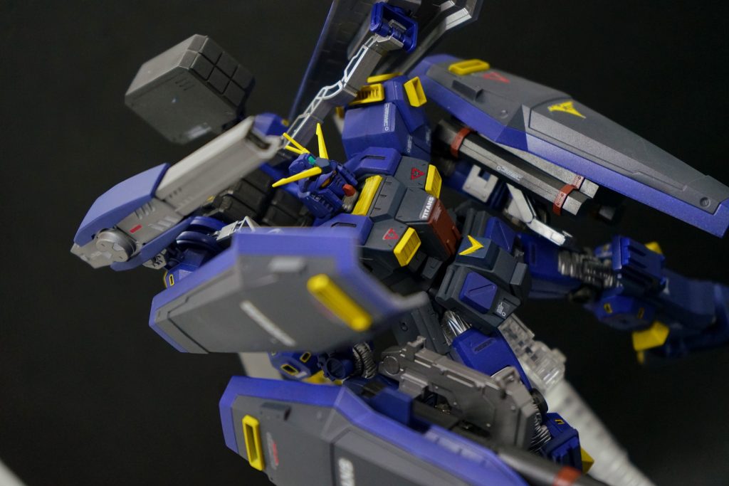 基本的に付属のシールはできる限り活かしたいので、右肩の兵装のシールも使用しています。