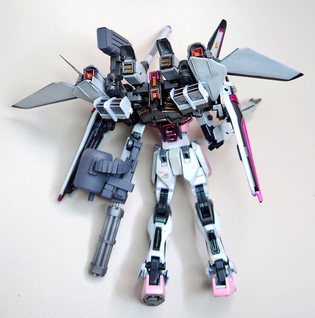 ストライカーパックの本体はEGストライクのボディ、主砲の基部は腕を使用しています(笑)