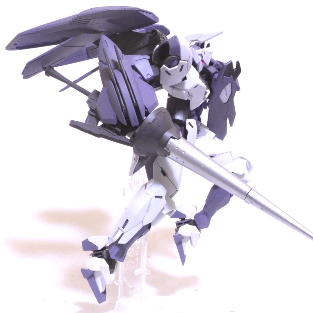 右からスローネドライのバックパックはマントに見立ててます。