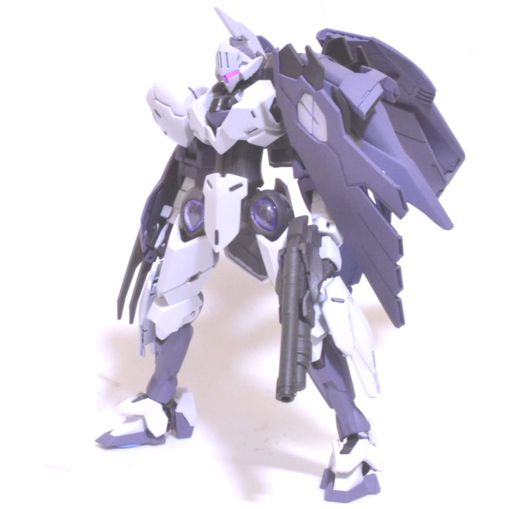 このミカエリスの主な改造ポイントは肩マントとリアにマントに見立てたスローネドライのバックパックです。先頭に立って突入する接近戦仕様となっております。ランス以外の武器はビームサーベルとショットガンです。右腕のクローは境界戦機ブレイディファントムのものです。