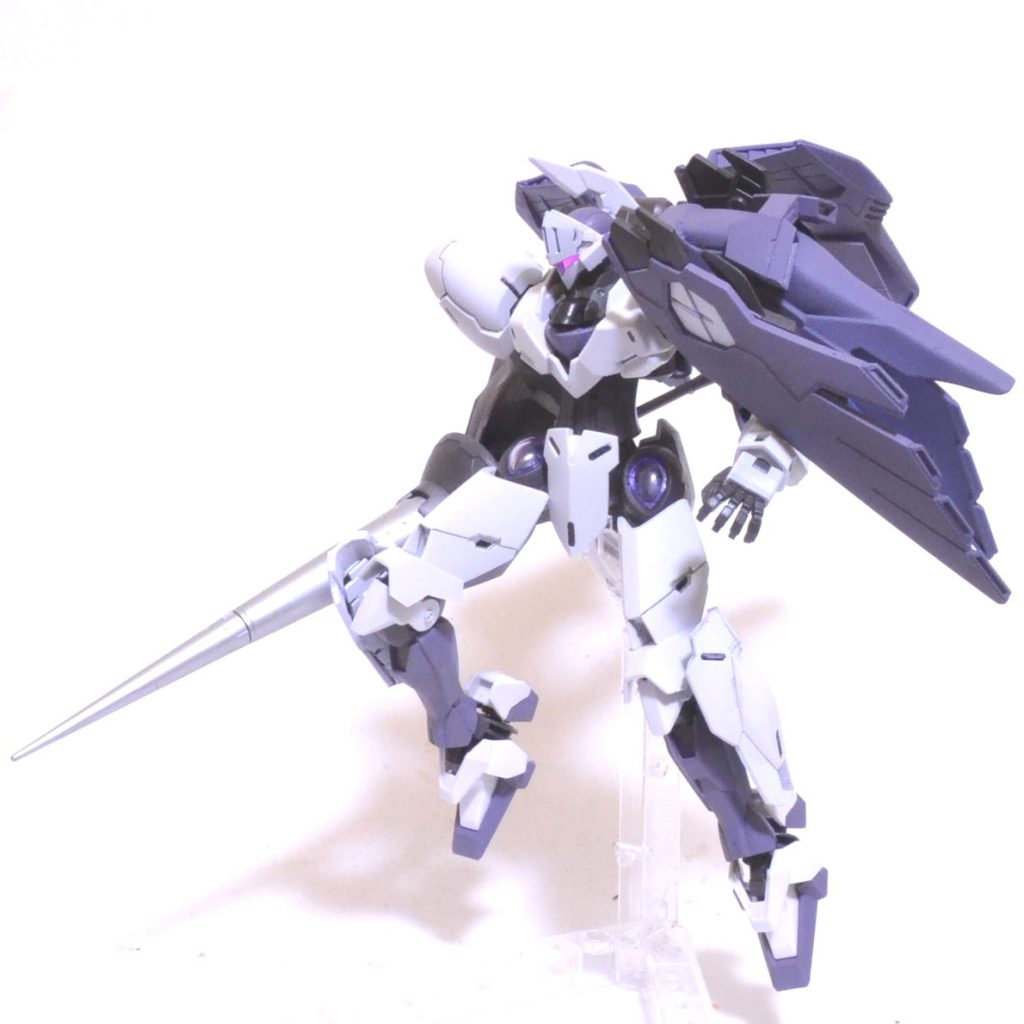 左から肩マントはクロスボーンフルクロスとシナンジュでできています。騎士ぽいものを以前作ろうとしたときのもので3年くらい寝かせてました。