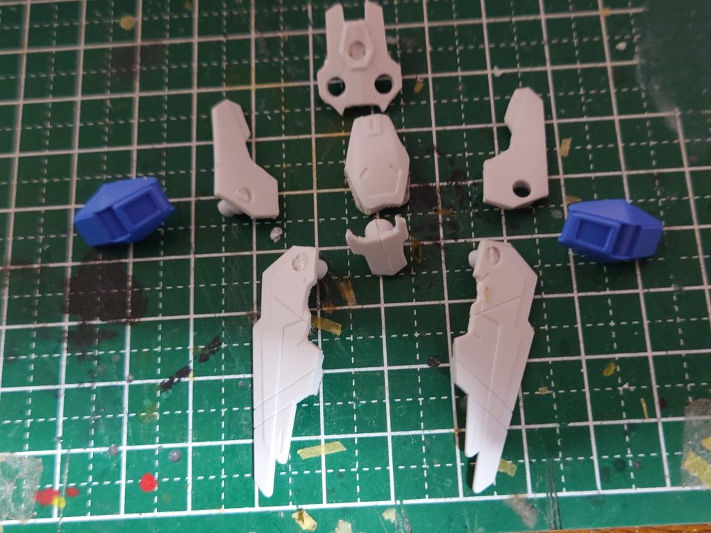 最後はシールドの分離ですこれが一番大変でした（中央のパーツを間違って真っ二つにしてしまったのはやらかしポイントです）