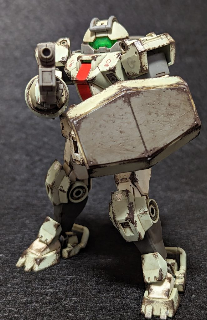肩や盾、膝の装甲などは我ながら上手くいったと思うのですが、足首より下と白装甲部分のチッピングは迷いが出てしまいイマイチな仕上がりに…。とはいえキットがいいおかげでなんとなくカッコはついたかなといった感じです。機会があればまたウェザリング挑戦してみようかなと思っています。