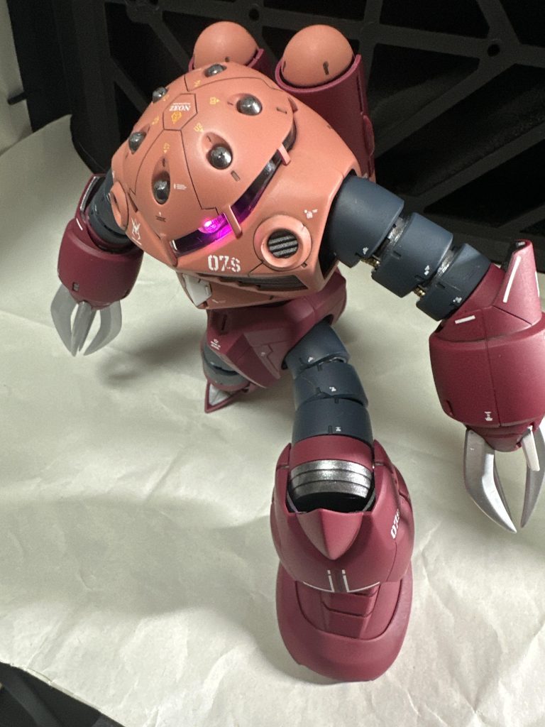 実は一番好きなモビルスーツです。内部フレームはライトガンメタルで塗りました。他のカラーリングやデカール等はRGを参考にしました。