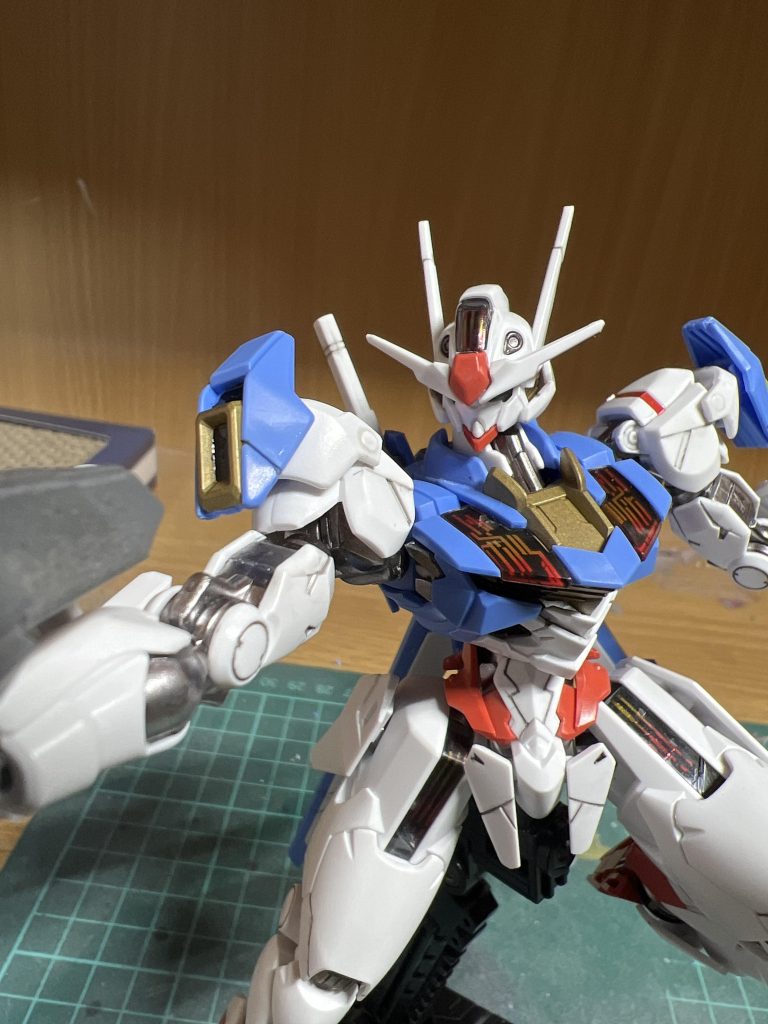 いやはやイケメンイエローのとこはゴールドで塗装関節等のグレー部はヘビーガンメタで塗装あとは墨入れ