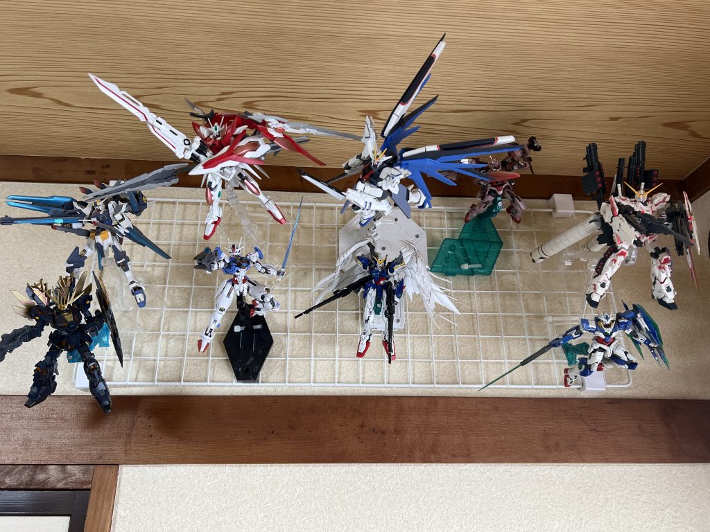 塗装してないのもあったりですが、好きなポージングで飾れるので毎日うっとり眺めてます