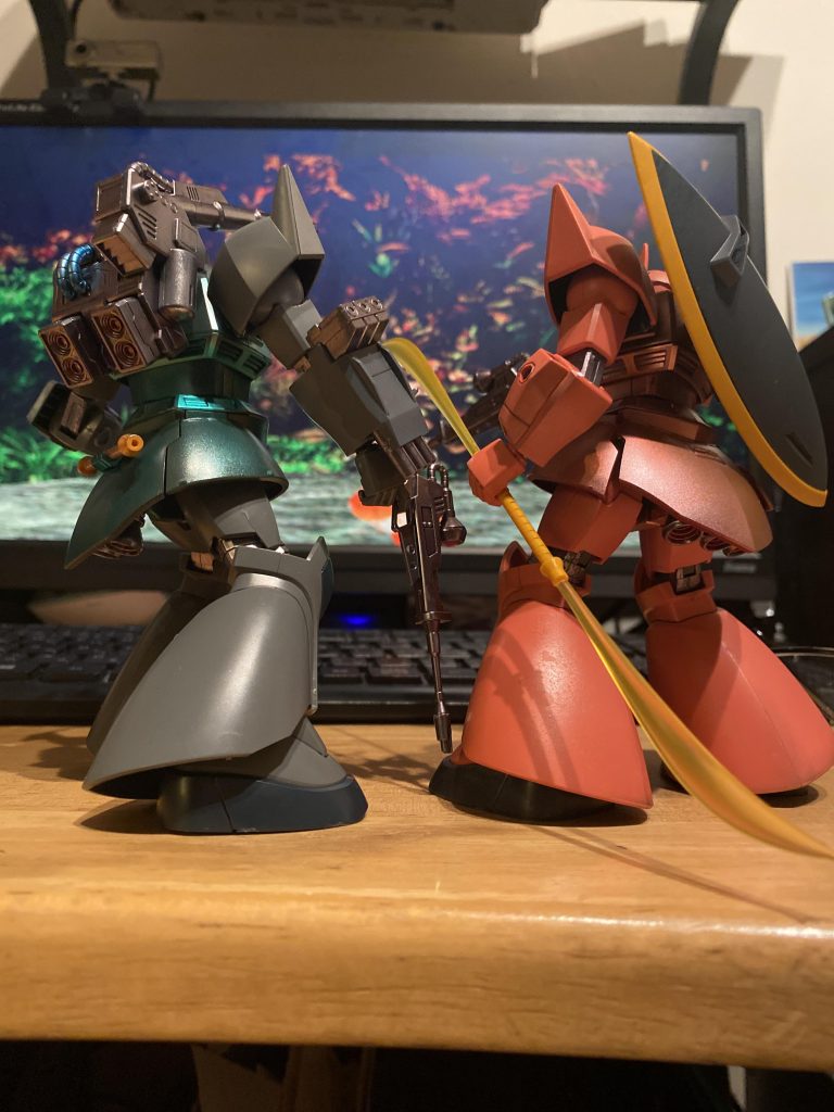 背中のデザインの違いを比較。