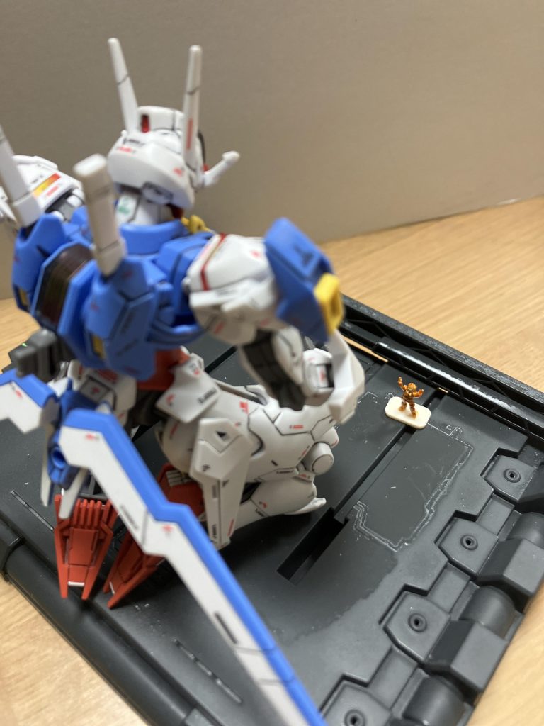 座して説教を聞く。なんか正座の足がかわいい。