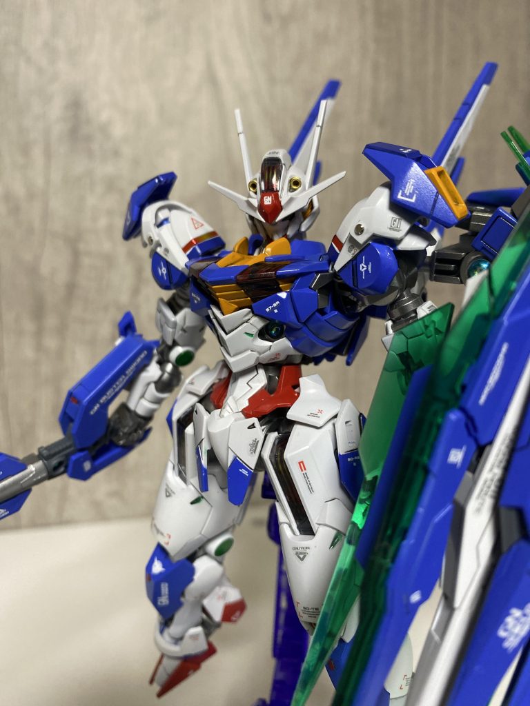 頭部バルカン部分はメタルパーツに変更し、胴体にハイキューパーツのVCドームを使用しています。