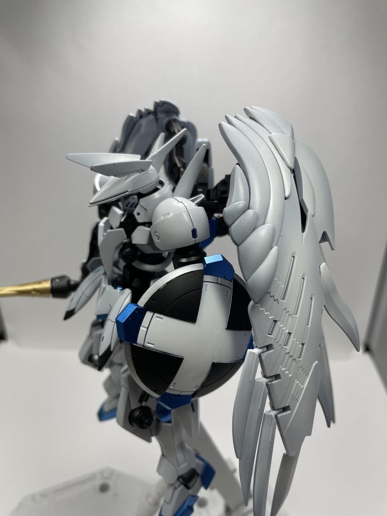 翼はrgウイングゼロから拝借。脚はhg 00ガンダムセブンソードから頂きました。