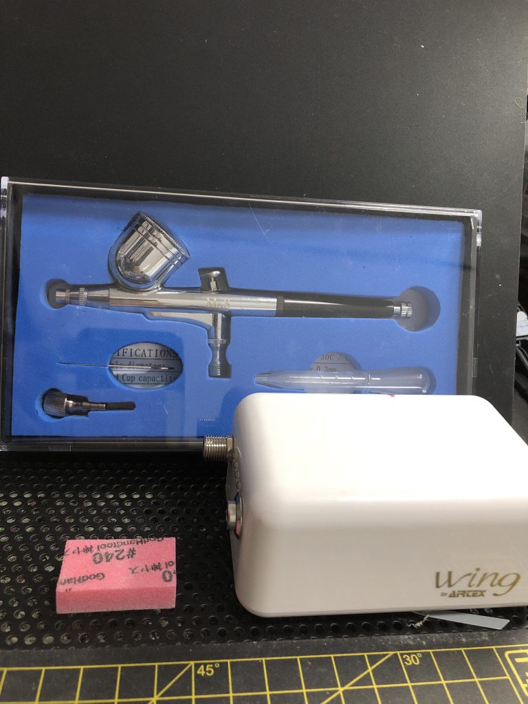 購入したエアブラシはAiRTEXさんのWingセットです。YouTubeでプロモデラーのアーリーチョップさんがレビューしているのを見て購入しました。決め手は大きさと音で、神ヤスと比較したら分かる通りかなり小さく、音も小さいのでリビングモデラーに最適。拡張性もあるようで、今後も色々足したい気持ちがあります。とりあえずレギュレータ水抜きドレンと、出来ればハンドピースをもう1つ購入したいです。 