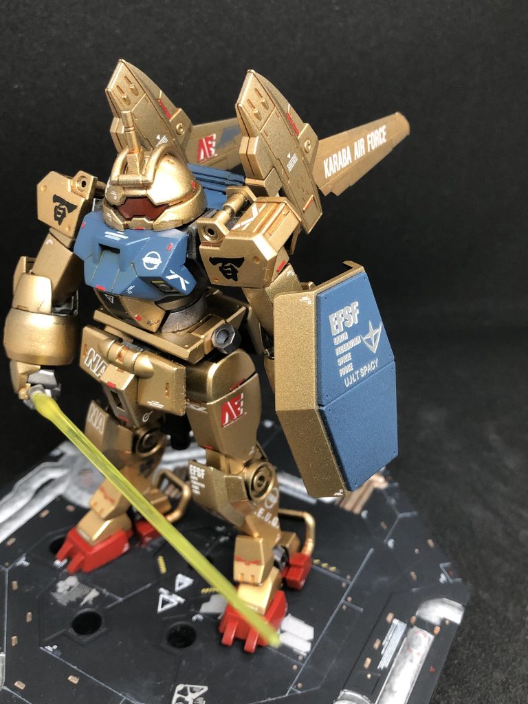 右から。シールドのEFSFマークも同じ技法ですが、こちら色味が白と銀で似ていたため、ややボケてしまった感じ。脚のAFマークはかなり上手くいきました。アシタのデカールも使ってみたかったので要所要所で貼り付け。カッコいいけど、かなり使うの難しいですね。