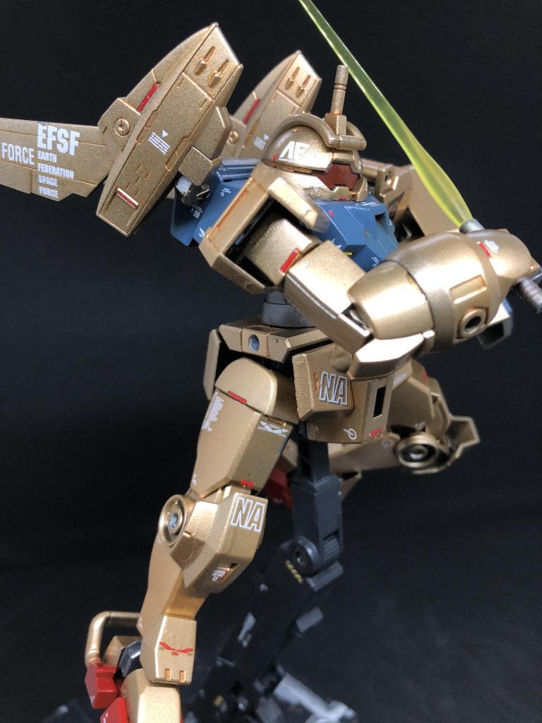 左から。 ビームサーベルは警棒に穴開けてジャンクパーツの黄色刀身を差し込みました。右から見た時にデカールがかなり貼ってあり、情報量が多いので逆にスッキリさせようと思いデカール少なめにしています。   