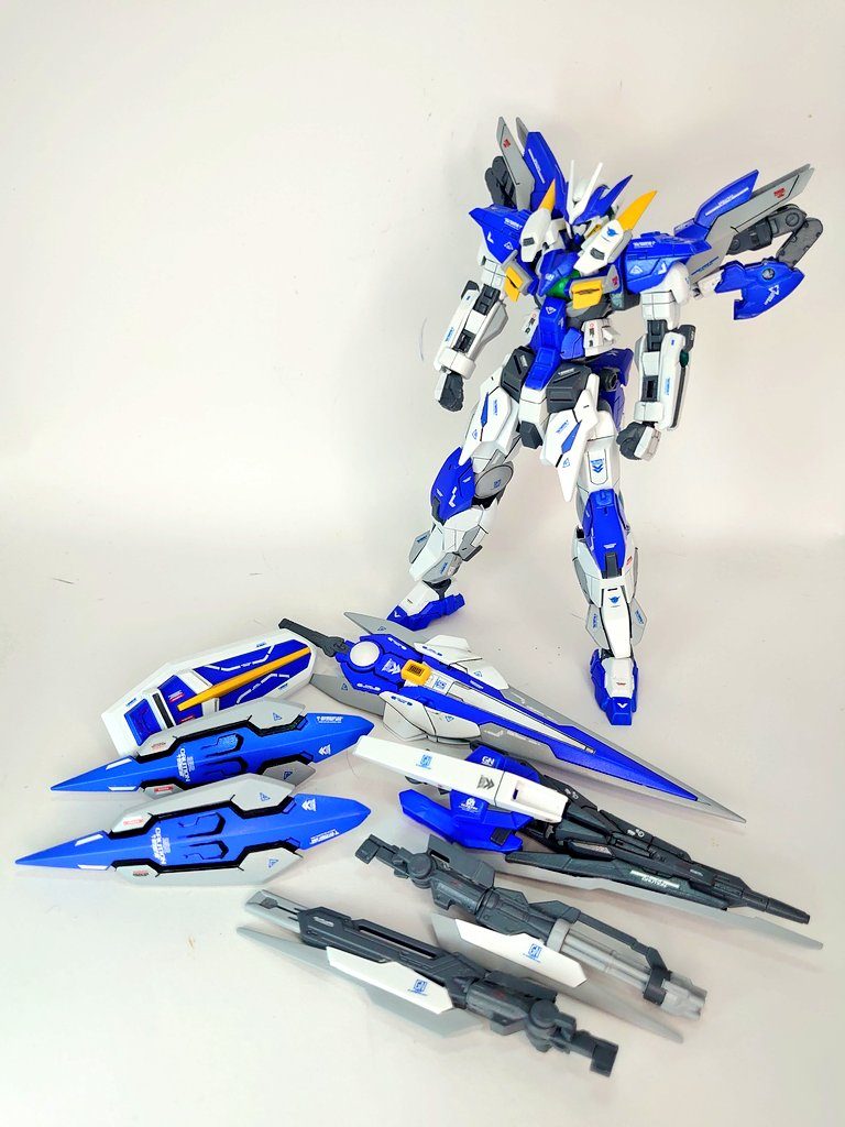 ウエポンロードディスプレイフル装備時は剣銃3本、シールド3枚、大型実体剣1本と、攻防バランスの取れた武装に