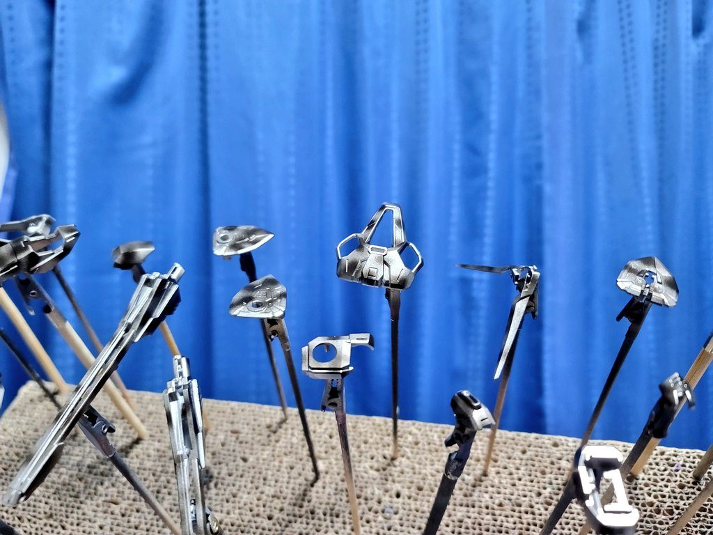 暗めのシルバーに黒をランダムでのせてからクリアを混ぜた特製ホワイトを吹いてます