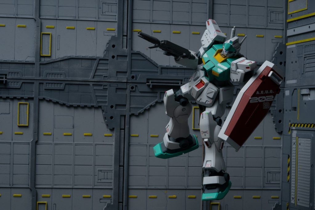 せっかくなのでコロニーの港湾ブロックみたいな感じの背景でジオラマ風に。ジムカスタム自体はかなり好きな機体なのですがカラーリング違いの仕様でコンペイトウで沈んだグレイファントム搭載機の白/青で組もうかとも思ったのですがやはりA.E.U.Gカラーの方がよりカラーリングが際立ちそうでしたのでこちらのカラーリングで組み上げてみました。また標準カラーのジムカスタムも作ってみたいと思ってたりもします。