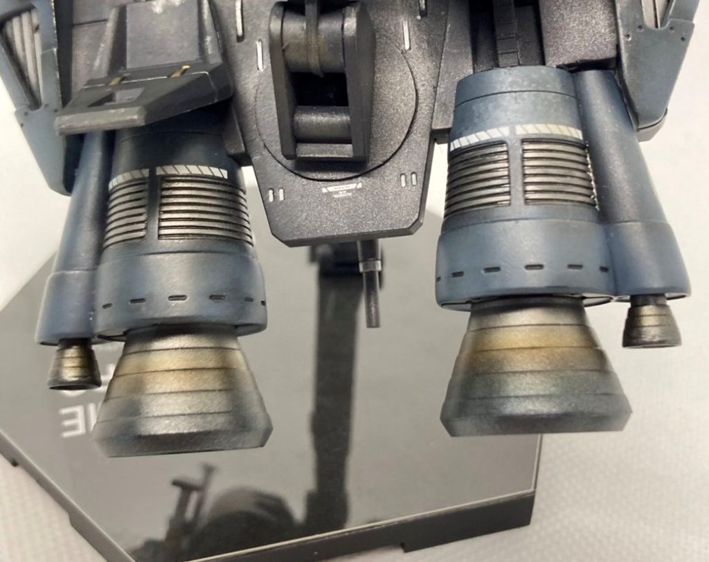 メインのバーニアスラスターはクリアブルーとGXクリアオレンジでチタン焼け塗装を施したのち、ファントムグレーとスーパーアイアン2をうすく拭いて渋い色合いに調整。