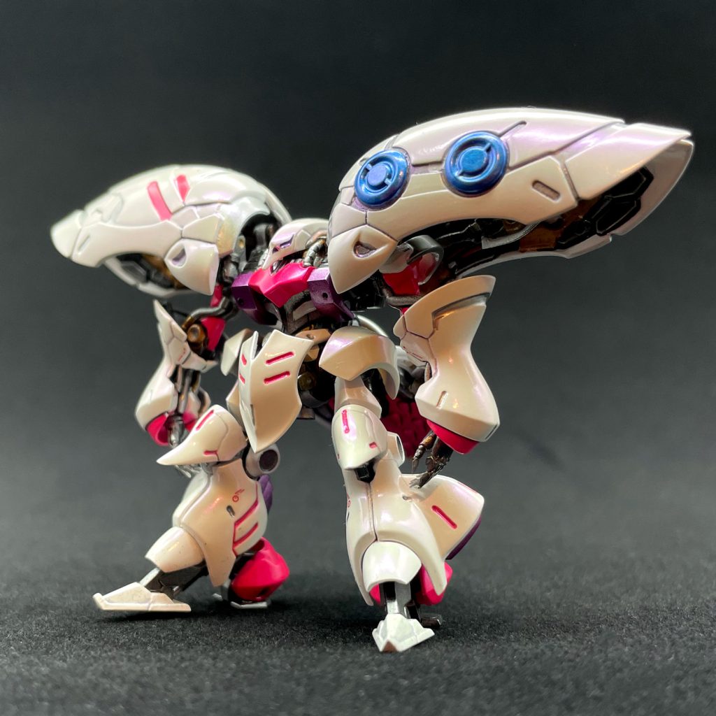 当初はツヤ消し仕上げを予定していましたが、一通り塗装が終わったところで「やっぱりキュベレイは光沢だろう!」となって光沢仕上げとなりました。